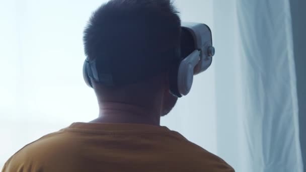 一个戴着虚拟现实头盔的男人的画像 人的脸在Vr护目镜在家里 互联网 游戏和网络模拟概念 — 图库视频影像