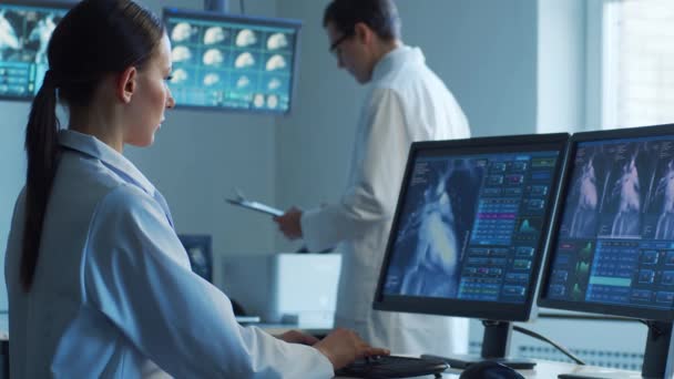 Professionelle Læger Der Arbejder Hospitalskontoret Laver Computerforskning Medicin Sundhedspleje Kardiologi – Stock-video