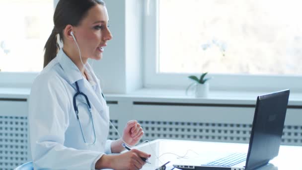 Médecins Professionnels Travaillant Dans Bureau Hôpital Faisant Une Conférence Téléphonique — Video