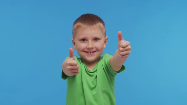 Retrato Niño Feliz Sonriente Camiseta Niño Atractivo Expresivo Estudio Concepto — Vídeo de stock