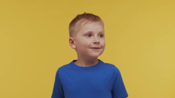 Retrato Niño Feliz Sonriente Camiseta Niño Atractivo Expresivo Estudio Concepto — Vídeos de Stock