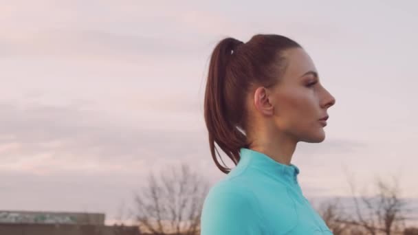 Jeune Belle Sportive Femme Ayant Entraînement Soir Plein Air Coucher — Video