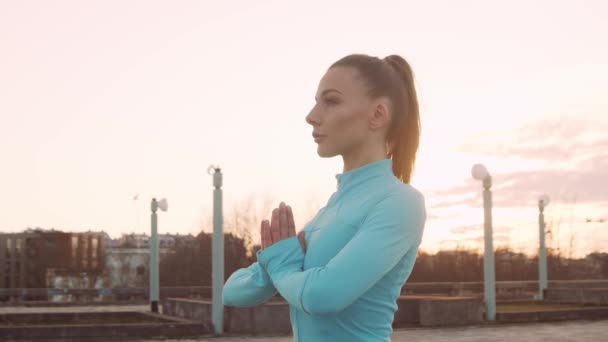 Genç Güzel Sportif Bir Kadın Dışarıda Akşam Antrenmanı Yapıyor Şehir — Stok video