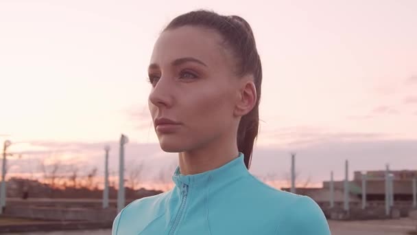 Jonge Mooie Sportieve Vrouw Die Avonds Buiten Traint Stedelijke Zonsondergang — Stockvideo