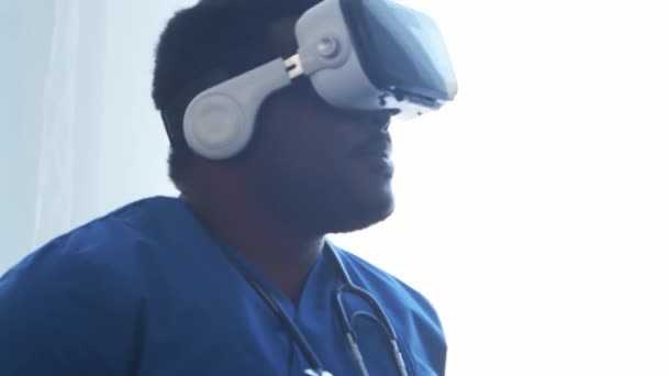 Médico Profesional Afroamericano Que Trabaja Consultorio Hospitalario Utilizando Tecnología Realidad — Vídeo de stock