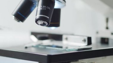 Laboratuvarda yakın plan bilimsel mikroskop. Salgın hastalıklar, sağlık hizmetleri, aşı araştırmaları ve Coronavirus covid-19 test konsepti.