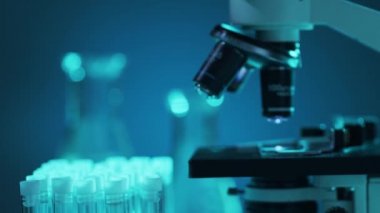 Bilimsel laboratuvar yakın plan. Salgın hastalıklar, sağlık hizmetleri, aşı araştırmaları ve Coronavirus covid-19 test konsepti.