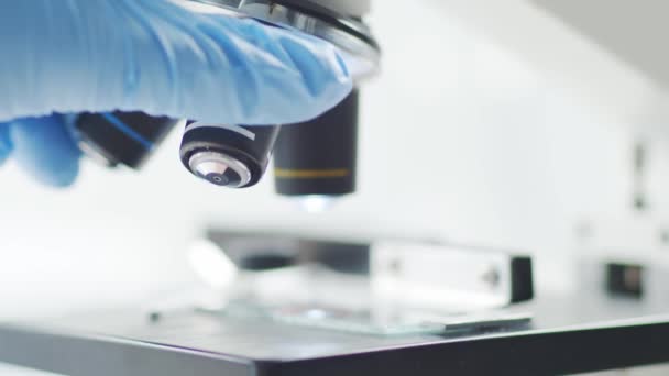 Microscopio Científico Primer Plano Laboratorio Enfermedad Pandémica Atención Sanitaria Investigación — Vídeo de stock
