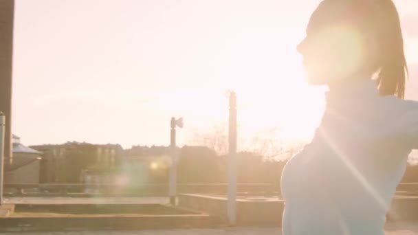夕方の訓練屋外を有する若い 美しく スポーティ女性 都市の日没の背景 フィットネスとスポーツのコンセプト — ストック動画