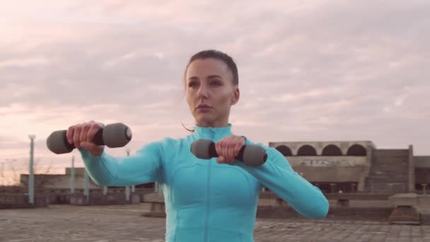 Молодая Красивая Спортивная Женщина Тренирующаяся Открытым Небом Гантелями Городской Фон — стоковое видео