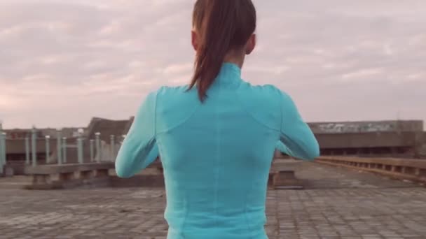 活泼的女人 晚上在室外用哑铃进行训练 城市日落背景 健康与体育概念 — 图库视频影像
