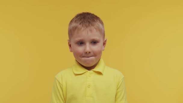 Retrato Niño Feliz Sonriente Camiseta Niño Atractivo Expresivo Estudio Concepto — Vídeo de stock