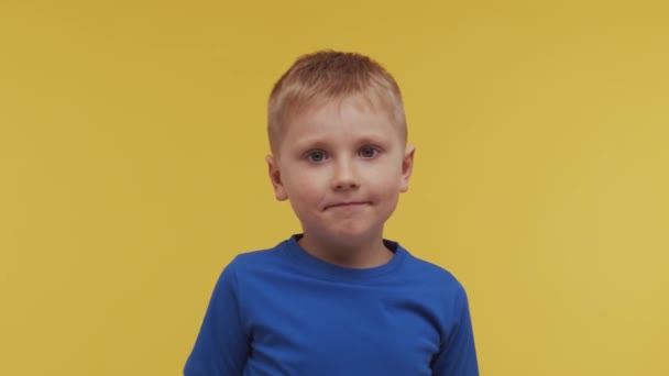 Retrato Niño Feliz Sonriente Camiseta Niño Atractivo Expresivo Estudio Concepto — Vídeo de stock