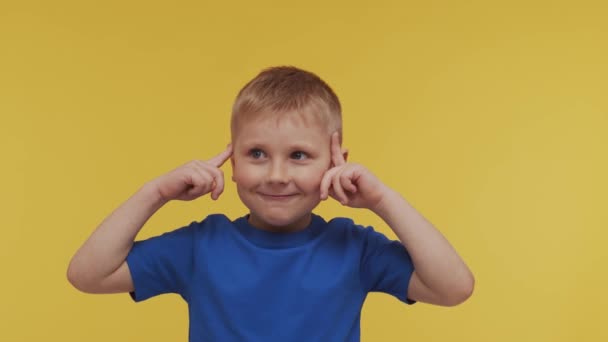 Retrato Niño Feliz Sonriente Camiseta Muchacho Expresivo Estudio Concepto Infancia — Vídeo de stock