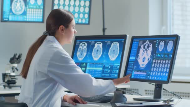 의사는 병원에서 컴퓨터 기술을 사용하여 신경외과 — 비디오