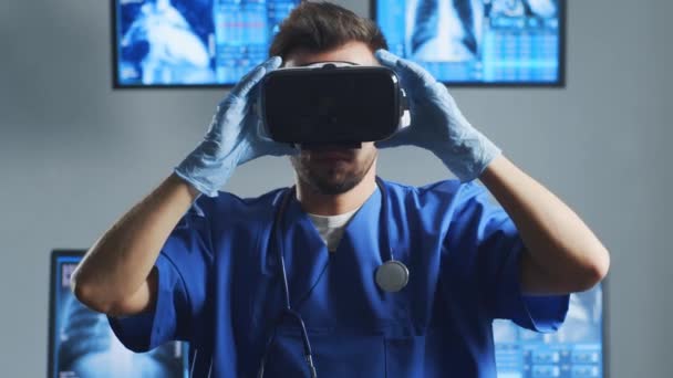 Profesjonalny Lekarz Pracujący Biurze Szpitalnym Wykorzystaniem Technologii Medycyna Wirtualna Rzeczywistość — Wideo stockowe
