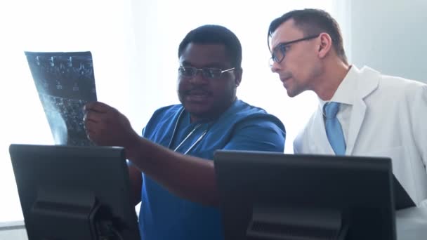 Médecin Chirurgien Travaillant Dans Bureau Hôpital Utilisant Technologie Informatique Les — Video