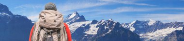 Sırt çantalı gezgin. Grindelwald ve Jungfrau 'nun Alp tepeleri. Bernese Highland 'ın manzara geçmişi. Alpler, turizm, seyahat, seyahat ve yürüyüş konsepti.