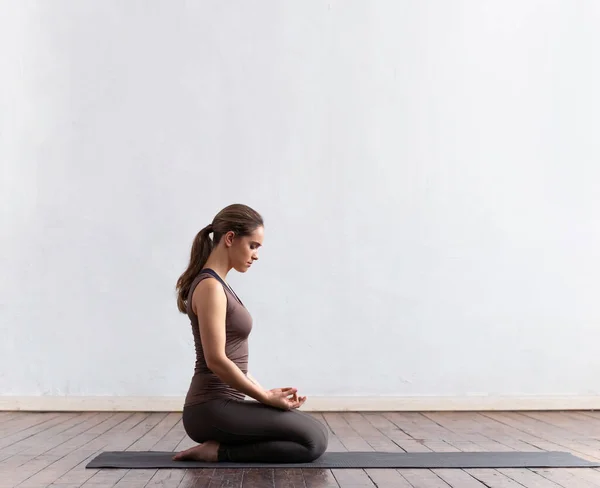 Mujer Joven Forma Practicando Yoga Interiores Clase Ejercicio Estiramiento Luz —  Fotos de Stock