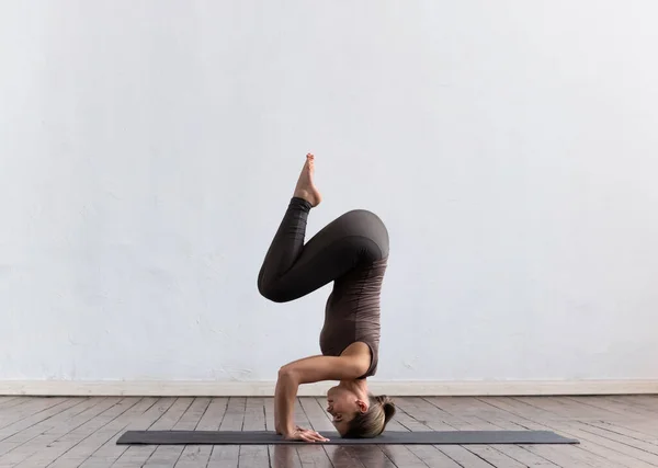 Wanita Muda Dan Fit Berlatih Yoga Dalam Ruangan Kelas Latihan — Stok Foto