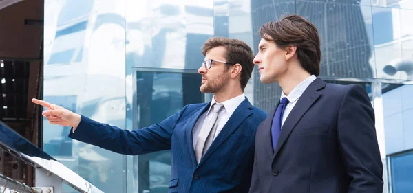 チームワークとビジネスコンセプト オフィスビルの前で銀行や金融市場についての会話をしながら 正式に身に着けている自信のあるビジネスマン — ストック写真