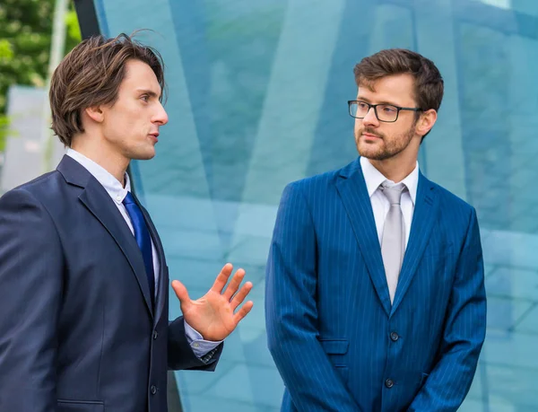 Trabajo Equipo Concepto Negocio Empresarios Confiados Ropa Formal Conversando Sobre — Foto de Stock