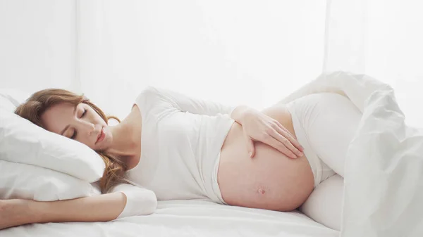 Glückliche Schwangere Frau Die Ihren Schönen Bauch Bett Sitzend Berührt — Stockfoto