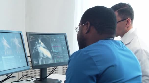 コンピューター技術を使って病院で働く医師や外科医 診療所の医療従事者 日の光 チームワークの概念 — ストック動画