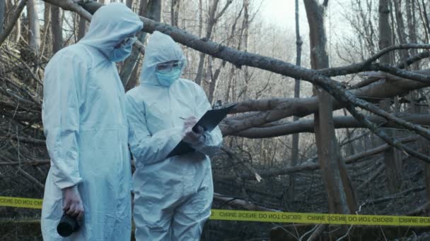 森林で働いている法医学の専門家 警察の犯罪者は証拠を収集し 犯罪捜査を行う 犯罪現場の概念 — ストック動画