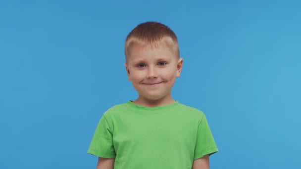Портрет Щасливого Усміхненого Хлопчика Футболці Експресивна Дитина Студії Концепція Дитинства — стокове відео