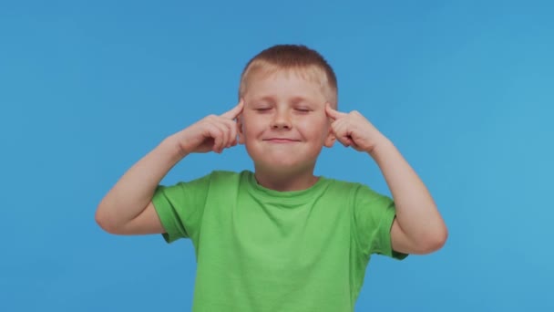 Retrato Niño Feliz Sonriente Camiseta Niño Atractivo Expresivo Estudio Concepto — Vídeos de Stock