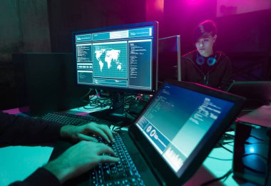 Bilgisayar korsanları virüs yazılımı ve arayüzü kullanarak kripto para dolandırıcılığı yapıyorlar. Bloke zincir siber saldırı, ddos ve kötü amaçlı yazılım konsepti. Yeraltı ofisi geçmişi.