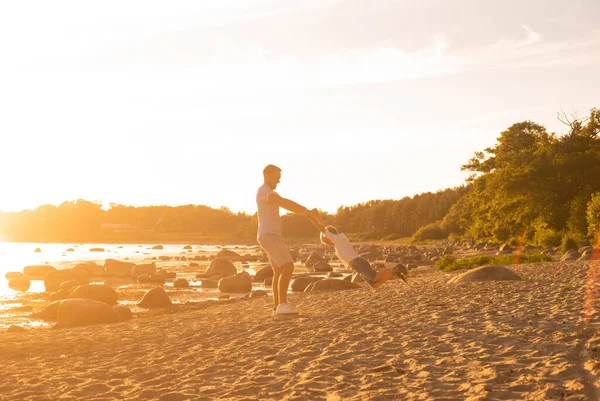 Vader Zijn Zoontje Gelukkig Liefdevolle Familie Wandelen Buiten Het Licht — Stockfoto