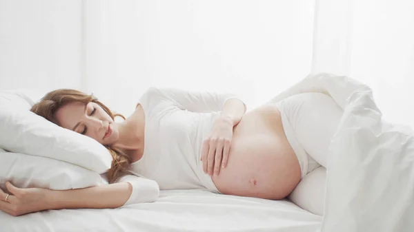 Gelukkige Zwangere Vrouw Die Haar Mooie Buik Aanraakt Zittend Bed — Stockfoto