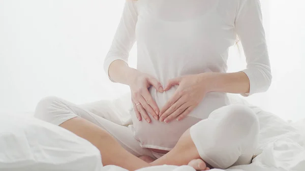 Gelukkige Zwangere Vrouw Die Haar Mooie Buik Aanraakt Zittend Bed — Stockfoto