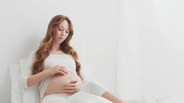 Feliz Mujer Embarazada Tocando Hermosa Barriga Sentada Cama Concepto Embarazo —  Fotos de Stock