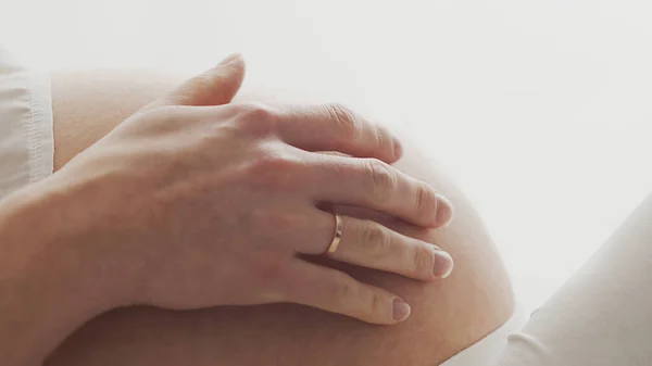 Gelukkige Zwangere Vrouw Die Haar Mooie Buik Aanraakt Zittend Bed — Stockfoto