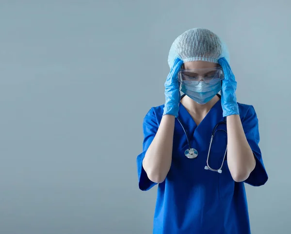 Yorgun Üzgün Depresif Bir Sağlık Çalışanı Hemşire Cerrah Doktor Mavi — Stok fotoğraf