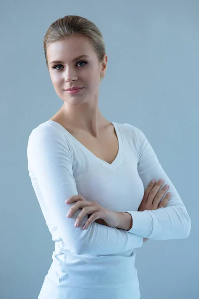 Retrato Mujer Joven Natural Rostro Atractiva Dama Sonriente Hermosa Luz —  Fotos de Stock