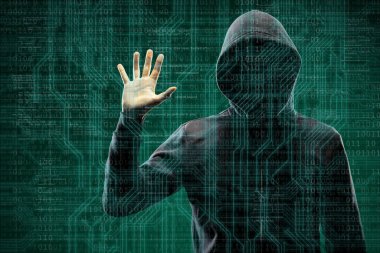 İkili kod ile dijital arka plan üzerinde tehlikeli hacker. Gizlenmiş karanlık yüz maskesi ve hood. Veri hırsız, internet saldırı, darknet dolandırıcılık, sanal gerçeklik ve siber güvenlik kavramı.