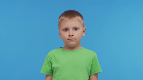 Portret Van Vrolijke Lachende Jongen Shirt Aantrekkelijk Expressief Kind Studio — Stockvideo