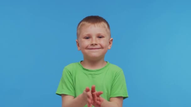 Portrét Šťastného Usmívajícího Chlapce Tričku Atraktivní Expresivní Dítě Studiu Dětský — Stock video