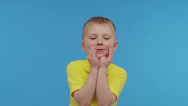 Portret Van Vrolijke Lachende Jongen Shirt Aantrekkelijk Expressief Kind Studio — Stockvideo