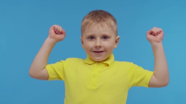 幸せな笑顔の少年の肖像Tシャツ スタジオで魅力的で表現力豊かな子供 幼少期の概念 — ストック動画