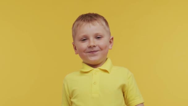 Portret Uśmiechniętego Chłopca Shircie Ekspresyjny Dzieciak Studio Koncepcja Dzieciństwa — Wideo stockowe