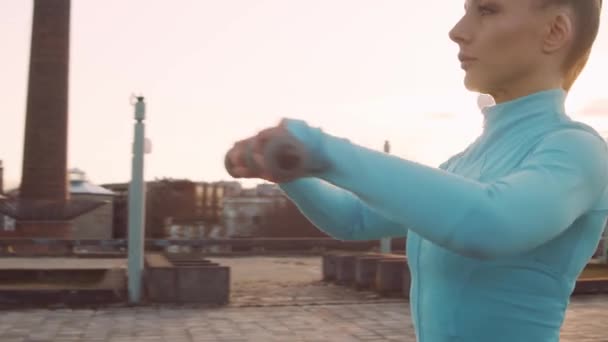 Genç Güzel Sportif Bir Kadın Dambıllarla Açık Havada Antrenman Yapıyor — Stok video