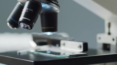 Laboratuvarda yakın plan bilimsel mikroskop. Salgın hastalıklar, sağlık hizmetleri, aşı araştırmaları ve Coronavirus covid-19 test konsepti.