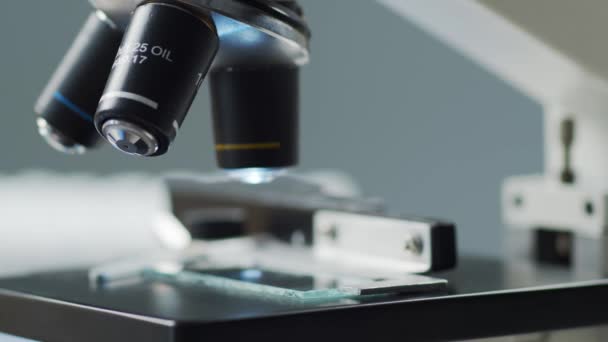 Wissenschaftliches Mikroskop Labor Großaufnahme Pandemie Gesundheitswesen Impfstoffforschung Und Coronavirus Covid — Stockvideo