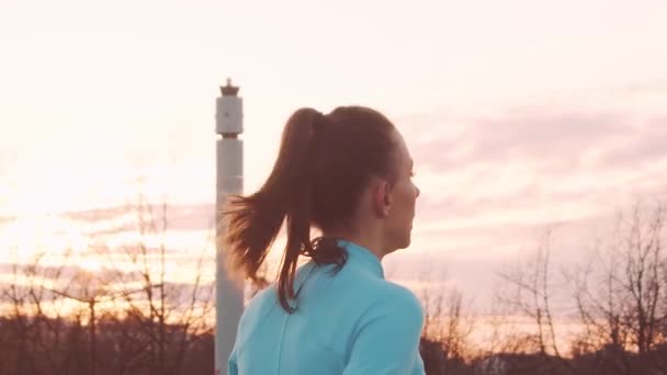 活泼的女人在室外接受夜间训练 城市日落背景 健康与体育概念 — 图库视频影像