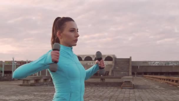 Jonge Mooie Sportieve Vrouw Die Avonds Buiten Traint Met Halters — Stockvideo